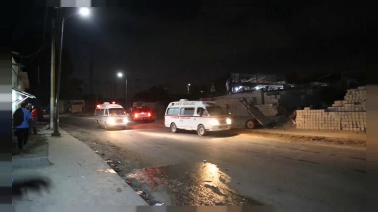 At least 18 dead and 20 injured after twin car bomb attacks in Somalia's capital Mogadishu