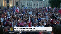 Poland: Former president joins protests against courts reforms