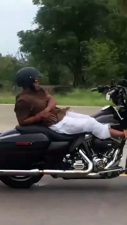 motociclista  conduce su Harley acostado