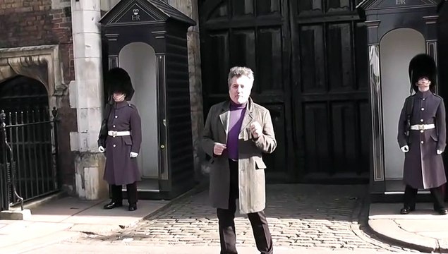 Esto pasa si le tocas la moral a un guardia real británico
