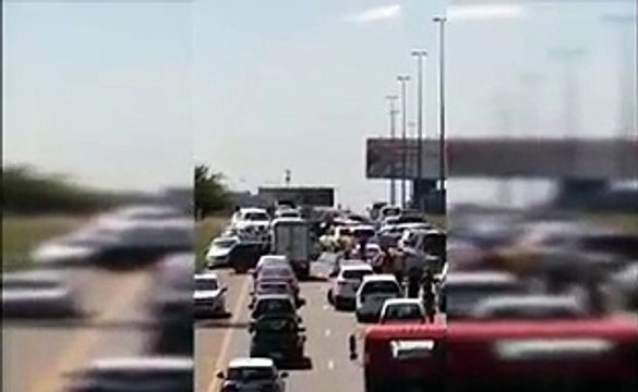 Ladrones hacen saltar por los aires un furgón blindado en plena autopista