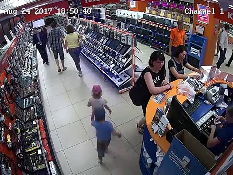 Pillados estos dos niños robaron una tableta en este hipermercado