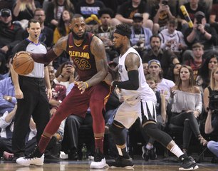 NBA - LeBron en triple-double, les Cavs se reprennent