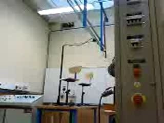 Ben king kong derrière une machine