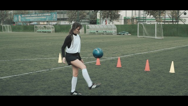 Açelya Özcan plays football