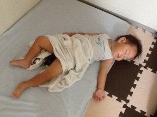 小児科で定期診断♪ 【オムツ替え】ブロックで遊びながらオムツ交換してもらう1歳のスティーブ