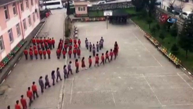 Düzce’de öğrenciler okul bahçesinde “Zeytin Dalı” yazdı