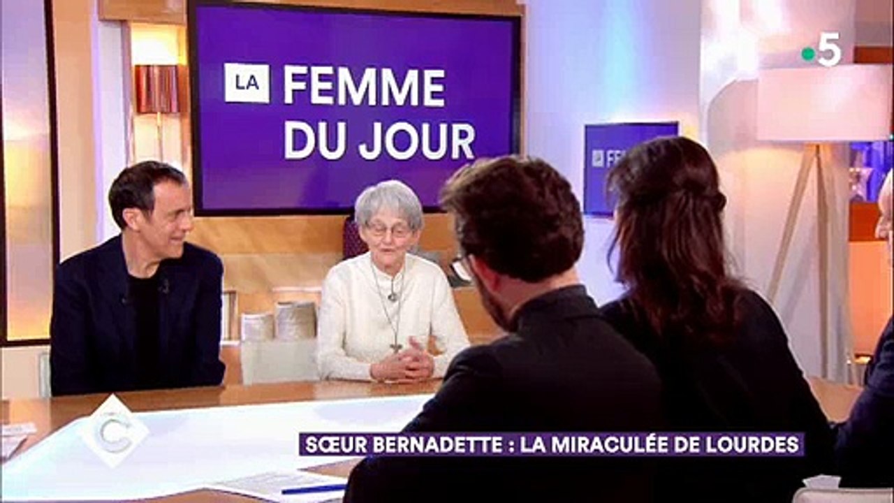 Soeur Bernadette, la miraculée de Lourdes explique en détails ce qui s'est passé - Regardez