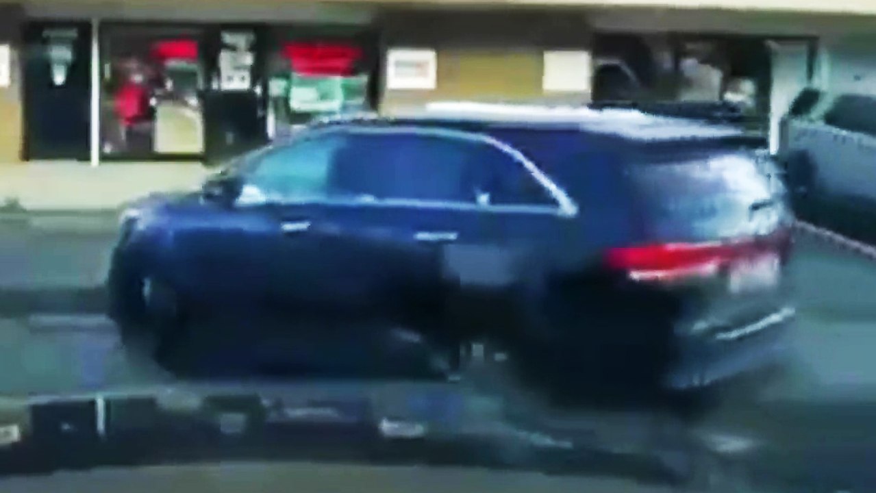 Une femme se fait offrir une gâterie en conduisant !