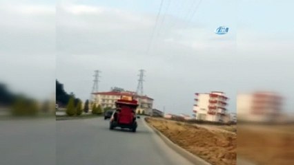 Koltuk takımını otomobille taşıdı