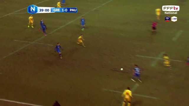 Contre magnifiquement joué par les attaquants de Pau mais y a un bon retour du défenseur de Grenoble.