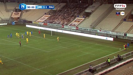 Le corner est repoussé par la défense de Pau.