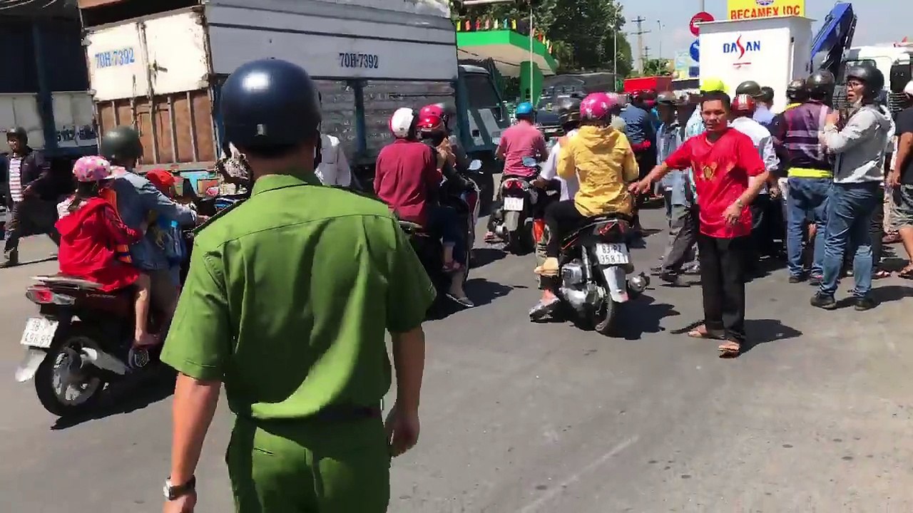 Cận cảnh hàng chục người nâng ôtô 29 chỗ cứu nạn nhân bị cuốn dưới gầm xe