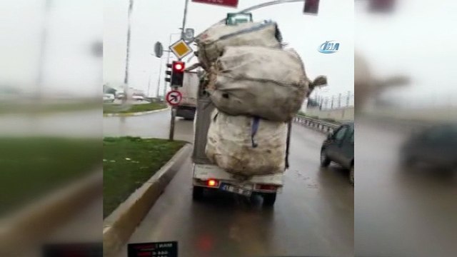 Aşırı yüklü kamyonet kazaya davetiye çıkardı