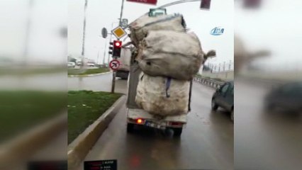 Aşırı yüklü kamyonet kazaya davetiye çıkardı