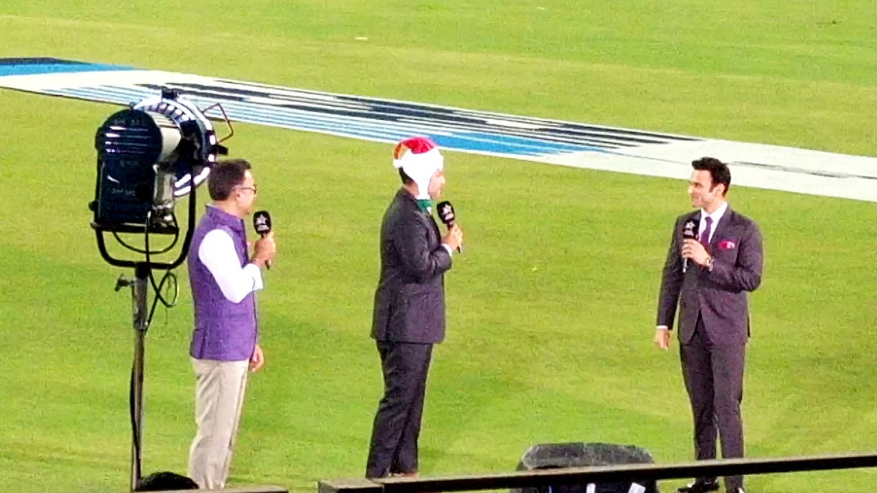 Sehwag and  Saba Karim wears Santa/christmas cap