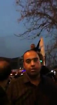 İranlı kadınlar baskılara rağmen mollalara itaat etmiyor: Polis Başörtüsünü çıkaran kadına müdahale etti