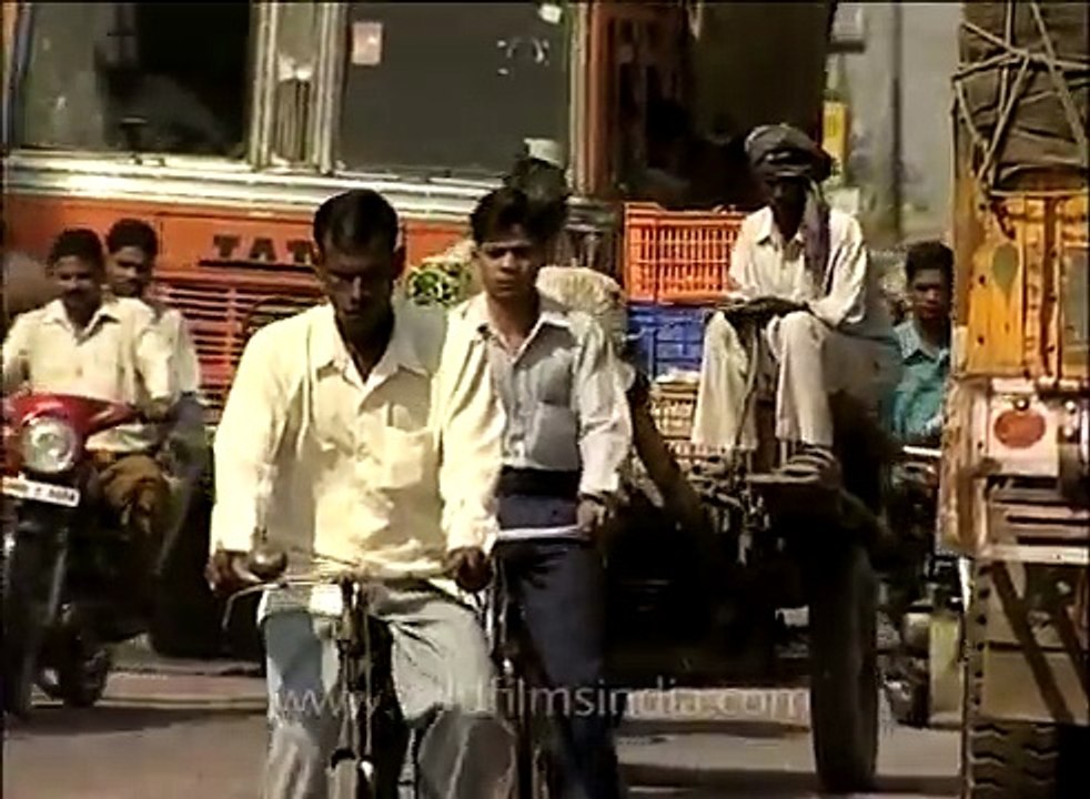 Poor animal can barely walk - Fully loaded Tonga Horse drawn carriage! Agra