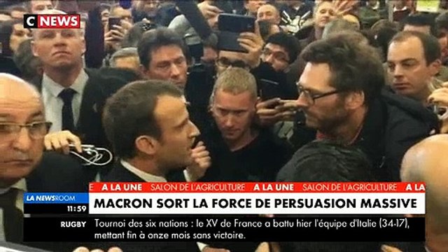 Emmanuel Macron remet en place un agriculteur qui l'interpelle: Attendez.. Vous êtes calmes ? Vous m'avez sifflé dans
