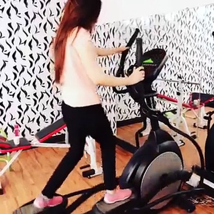 Pashto Singer Gul Panra Workout at Gym Video Gone Viral on social media کل پانه په جیم کی