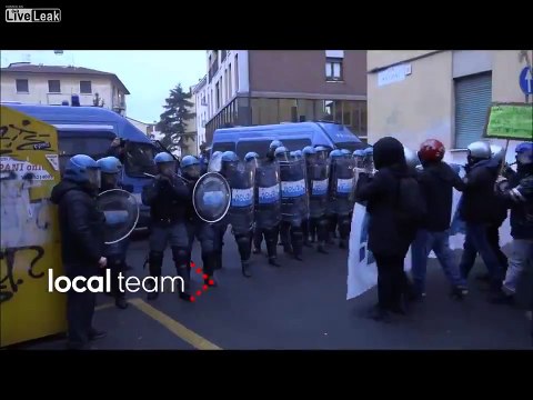 Polizia carica dei manifestanti ad un corteo contro Matteo Salvini