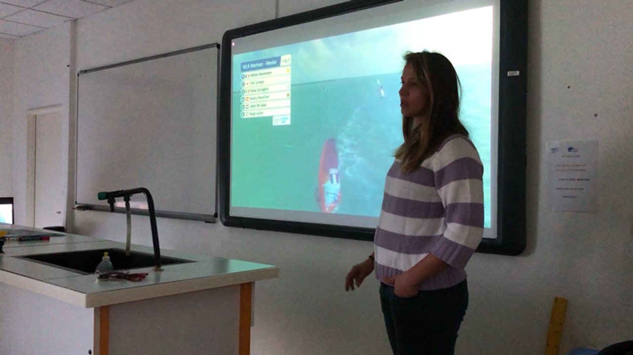 Hélène Noesmoen, championne de planche à voile, rencontre les collégiens