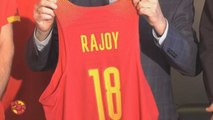 La selección de baloncesto regala a Rajoy una camiseta del equipo