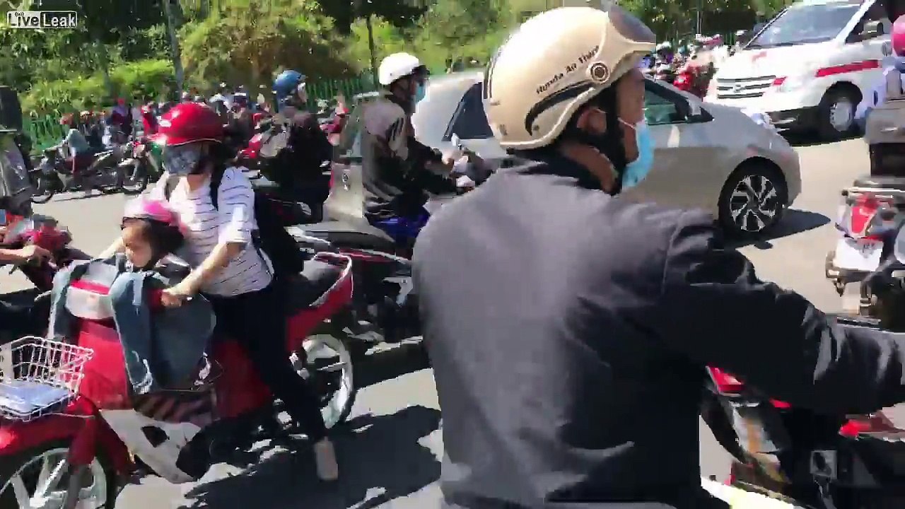 Coincée sous un bus cette femme est aidée par les passants en Inde !