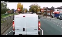 Embrouille entre un cycliste et chauffeur de camion ! a mains nues sur l'autoroute