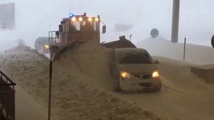 Un chasse-neige aide une voiture (France)