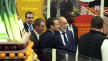 Emmanuel Macron interpellé au sujet des banques alimentaires