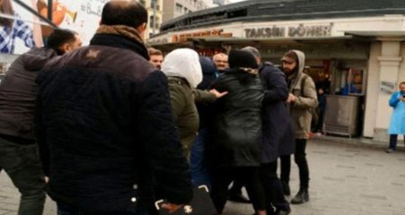 İranlı Aile "9 Lira Fazla Ücret Aldın" Deyip, Taksim Meydanı'nda Taksiciyi Darp Etti
