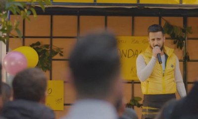 بائع برتقال تركي يدخل عالم الفن والشهرة من الباب العريض!