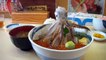 Cette japonaise a un poulpe vivant dans son assiette... Miam miam