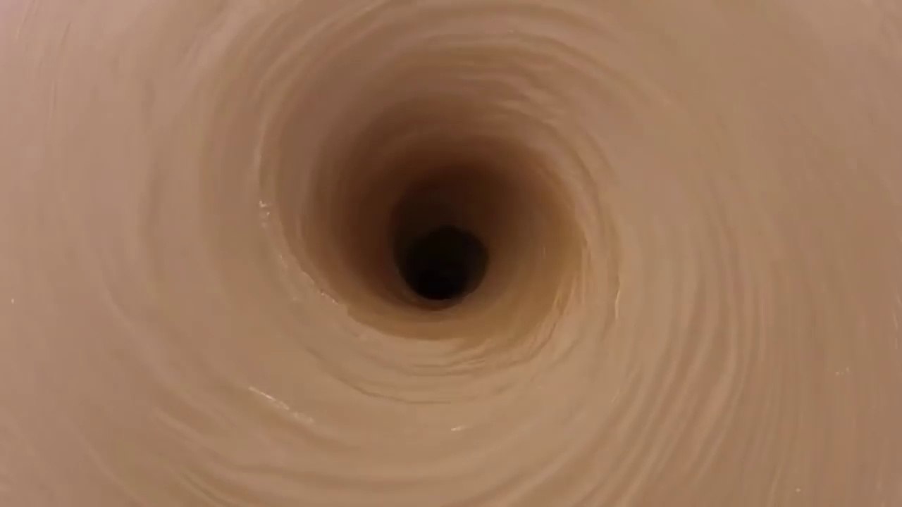 Il filme un vortex par lequel ce lac se vide... Impressionnant