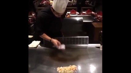 Download Video: Ce chef japonais joue avec un oeuf et un couteau... Impressionnant