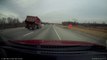 Les images impressionnantes d'un camion qui se prend un pneu en pleine autoroute