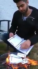 ايراني مجوسي يحرق ويبصق على  القرآن الكريم  عليه لعنة الله والملائكة  أجمعين