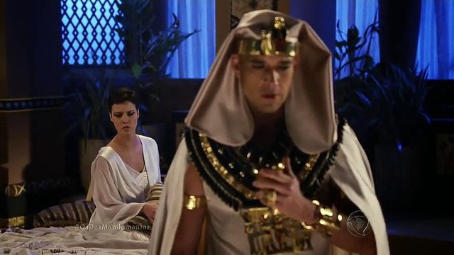 Continuação da parte do vídeo que ficou mudo... Os dez mandamentos (Capítulo Completo do dia 23/02/18) Moisés fica furioso ao saber que sua mãe se encontra presa no palácio pelo seu próprio irmão.