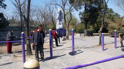 Abuelo japonés dando vueltas en una plaza