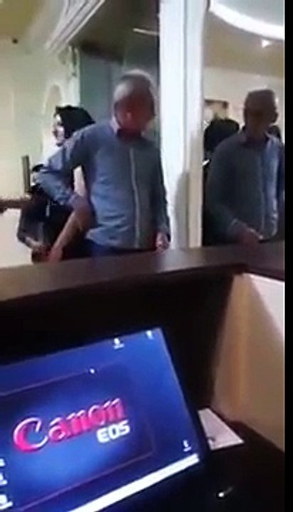 Borracho peleando con un espejo.....