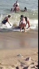 Dos mujeres en peligro atrapas entre "grandes olas".....