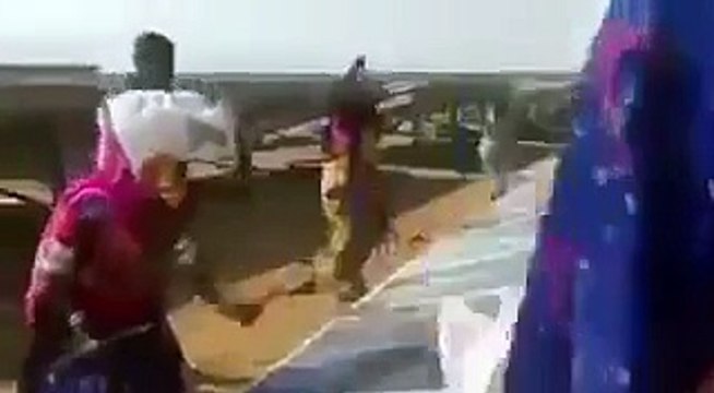 Gente destruyendo placas solares a martillazos