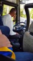 Conductor de autobús cambiando marchas de forma 