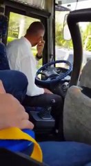 Conductor de autobús cambiando marchas de forma "muy delicada"...
