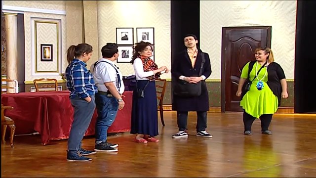 نجوم تياترو مصر يتريقون على سارة درزاوي علشان لدغه في ( ر ) هتموت من الضحك #تياترو_مصر