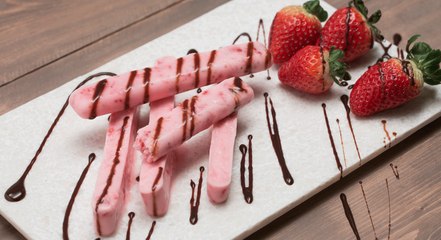 طريقة عمل لقيمات الزبادي المثلج بالتوت بمكونين فقط