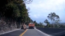 Dağdan Kopan Devasa Kaya Yola Düştü, Otomobil Ezilmekten Kıl Payı Kurtuldu