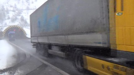 Bolu Dağı’nda kar yağışı etkili oluyor