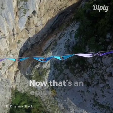 Ils dorment sur des hamacs suspendu à 300m au dessus du vide... Vertigineux